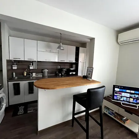 Apartament With Balcony - 10 Min To & Center *